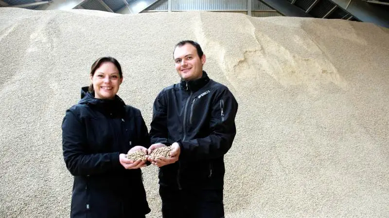 Heidi og Henrik Bjerggaard Hansen, indehavere af Højlund Mølle, sælger årligt 20.000 tons træpiller. Bag parret ligger godt 1.000 tons træpiller i en af forretningens lagerhaller. Og der er i tide købt ind, så der er nok til kunderne i den forestående fyringssæson, forsikrer de.