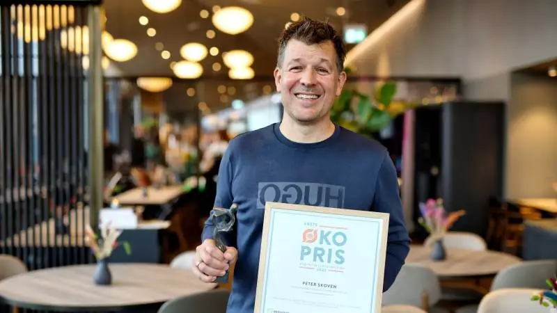 Peter Skoven fra NorthSide Festival modtager Årets Økopris Foodservice af Økologisk Landsforening for sit store arbejde med både økologi og plantebaserede måltider til festfolket. Foto: Jesper Rais