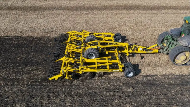 Nye Bednar halvbugserede Fenix FO-Profi-dybdeharver, der leveres i arbejdsbredder fra 4 til 7,9 meter, er en fire-bullet dybdeharve i pileformation og en dybdeharvning på op til 35 cm. Det nye design reducerer trækmodstanden og kravene til traktorens ydelse. Pressefoto