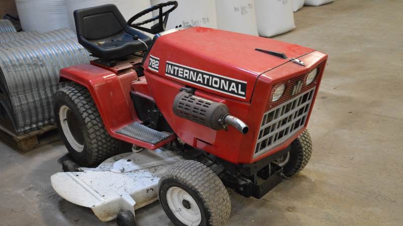 Selv plænetraktoren, en 3-cylindret IH 782, hører til IH-samlingen.