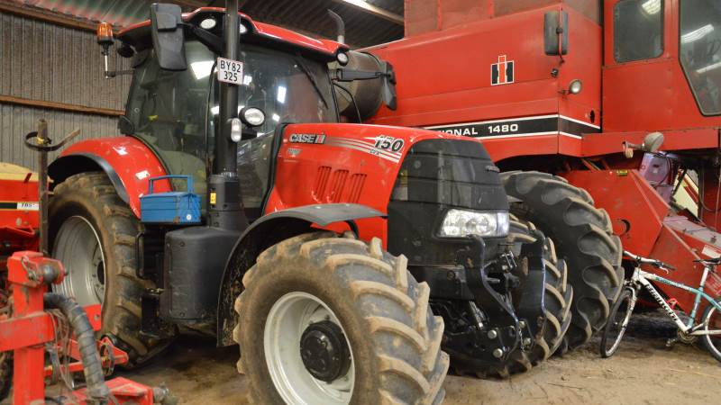 En Case IH Puma 150 CVX sikrer at de længere turer med kornvognen på offentlig vej sker på lovlig vis.