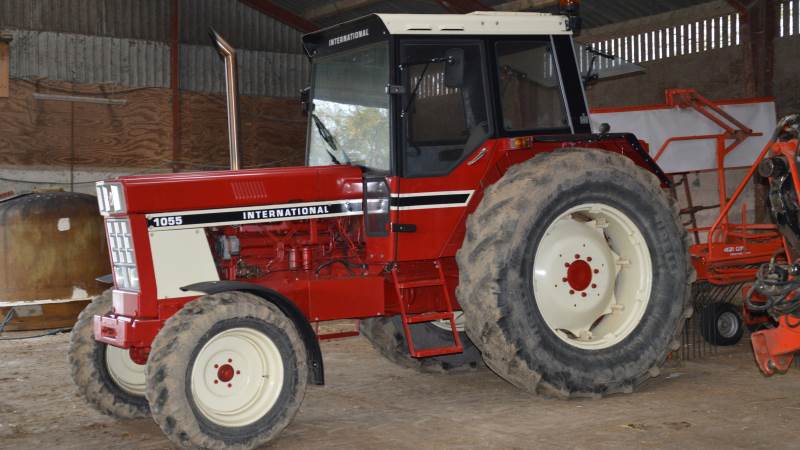 En velholdt IH 1055 fra 1979, der dog er tysk, har også plads i maskinparken.