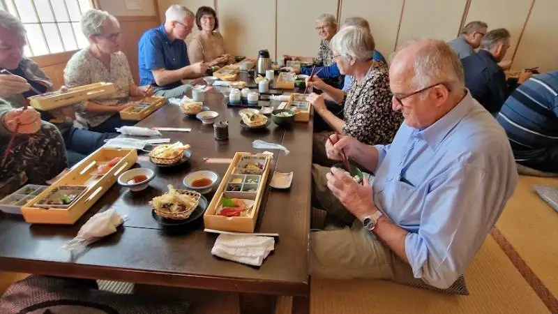 31 danske landmænd har de sidste par uger sat mere og mere pris på den japanske madkultur, hvor de fleste måltider indledes med en farverigt mix af farverige godbidder i små æsker. Fotos: Jørgen P. Jensen