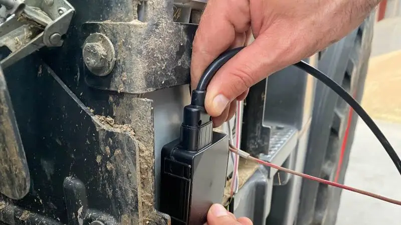 GPS-trackeren, som sender data til brugerens computer monteres nemt på maskinerne med tilkobling til batteriet. Foto: FarmBackup.