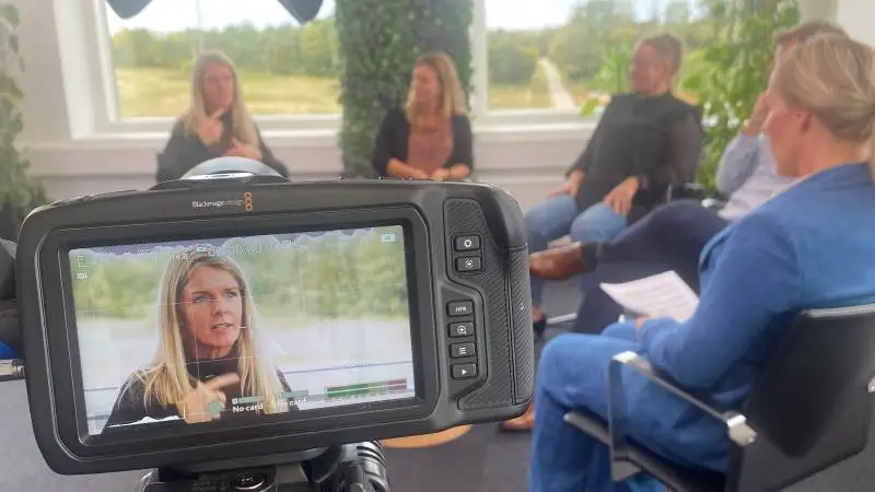 Seges Innovations TV-magasin Bundlinjen gør dig blandt andet klogere på virksomhedsledelse, økonomisk robusthed og den attraktive arbejdsplads. Foto: Seges Innovation