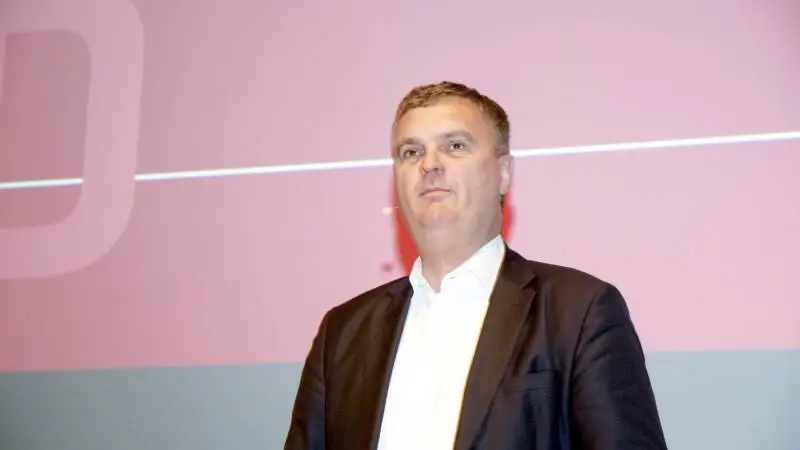 Danish Crown bliver nødt til at hjælpe med at sænke omkostningerne hos andelshaverne – ellers er der ingen fremtid for dansk svineproduktion i den nuværende skala, mener topchefen Jais Valeur.