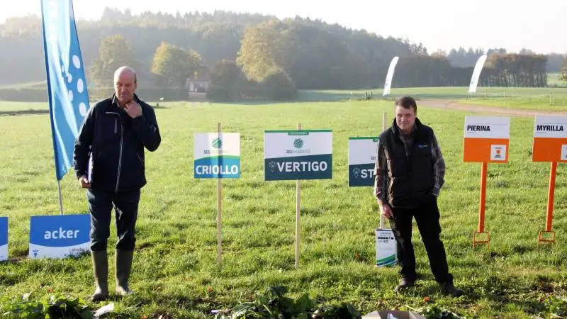 LandboNords kvæg- og planteavlskonsulent Knud R. Jensen (tv) taler for både fem, seks og syv kilo tørstof fra roer i køernes foderration, mens landmand Mogens Henriksen (th) holder sig omkring de tre. Fotos: Christian Carus