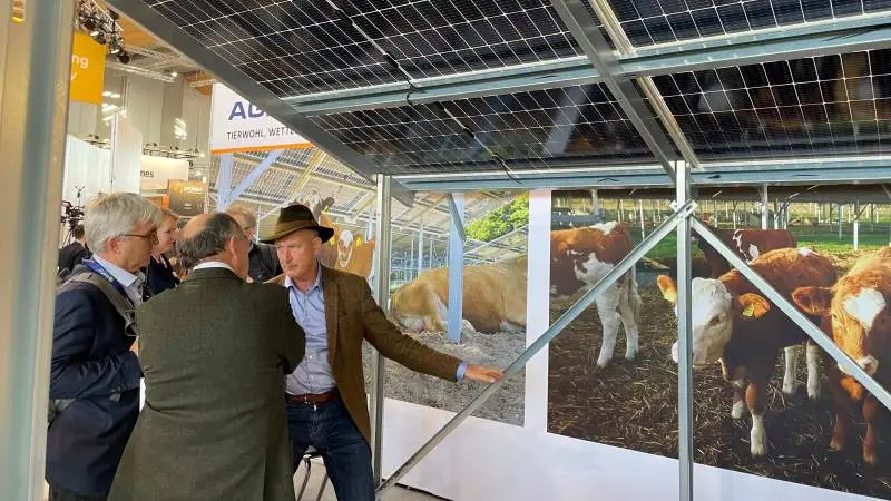 Peter Schrum (med hat) er grundlæggeren af firmaet Sunfarming og en blandt en række udstillere af solcellekoncepter på EnergyDecentral, der afvikles sammen med EuroTier 2022 i Hannover i disse dage. Foto: Jacob Lund-Larsen