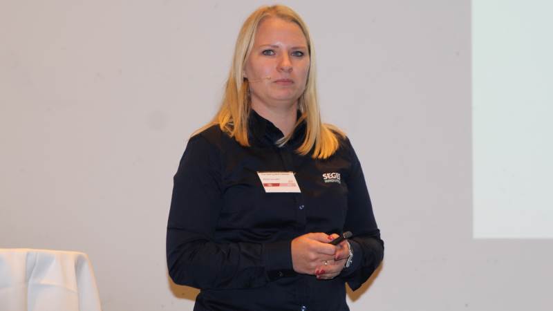 - Alle fire firmaer har gode og relevante forslag med en betydelig lavere værdi for klimaaftryk end standardblandingen, fortæller Tina Sødring Bech Petersen, specialkonsulent i Seges Innovation. Foto: Henriette Lemvig