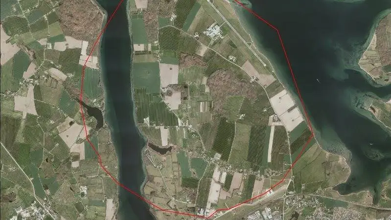Syd- og Sønderjyllands Politi har evakueret et større område udenfor Sønderborg, da to bomber fra 2. verdenskrig skal detoneres. Og der skal fart på.