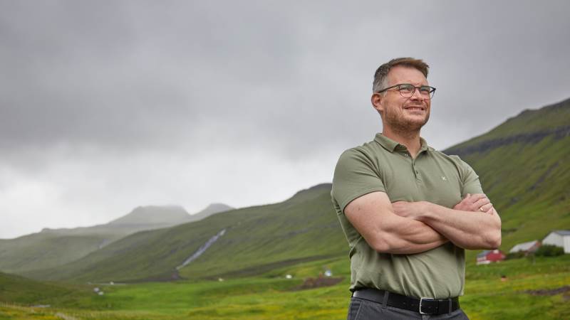 Jens Ivan í Gerðinum er rådgiver og god til at fortælle om landbruget på øerne.