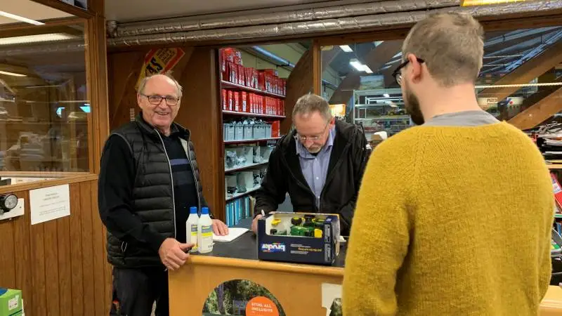 Indehaver Henning Karlsen (til venstre) havde god grund til at smile under arrangementet i Sandby Smedie & Maskinhandel. Foto: Jesper Hallgren