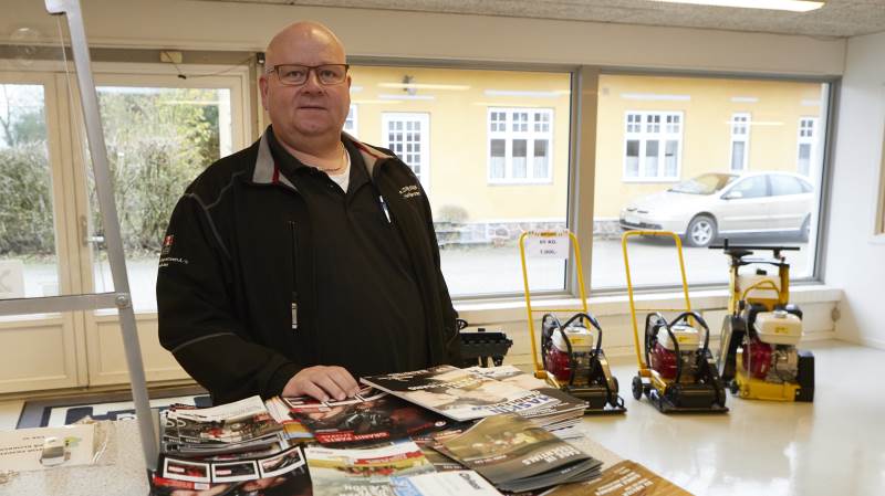 - Vi har 60.000 varenumre på hylderne, fortæller medindehaver Lars Holst Sørensen, med sit barndomshjem lige uden for vinduerne.

