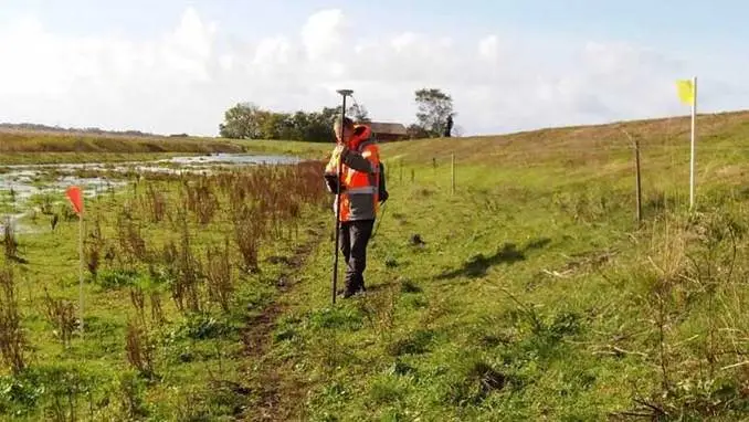 I Sønderjylland, her ved Magisterkrogen nær Tønder, er Naturstyrelsen sammen med Cowi gået i gang med at tegne den linje, hvor vildsvinehegnet skal gå. Det bliver markeret med gule og røde flag. Kilde: Naturstyrelsen