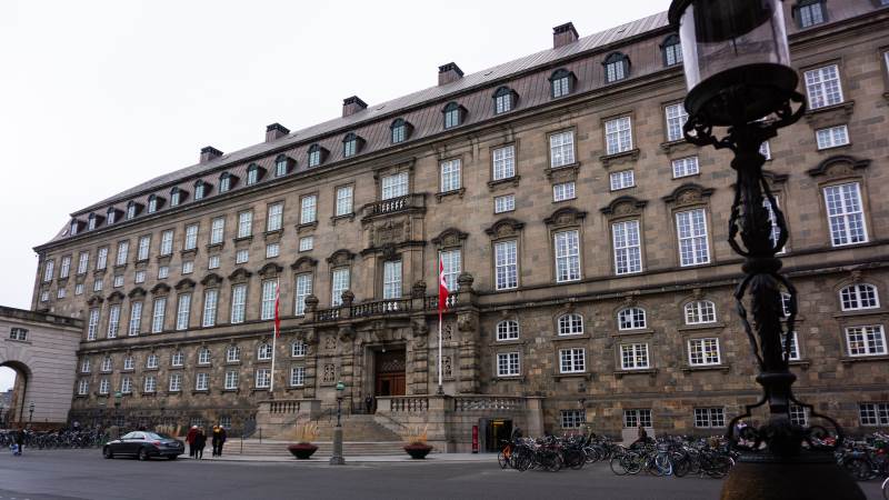 Venstre, Moderaterne, SF, Liberal Alliance, Det Konservative Folkeparti, Radikale Venstre og Dansk Folkeparti er stadig med i regeringsforhandlingerne.