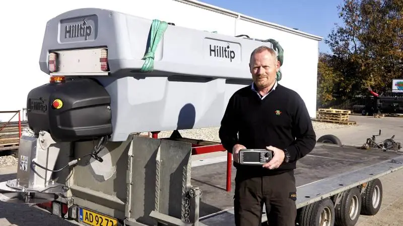 Salgskonsulent Glenn Nielsen med controlleren med gps, hvormed Hilltop-spreder fra firhjulstrækkerens førerkabine kan justeres. Doseringen er kørselsafhængig på det finske produkt, som Heden Maskinforretning netop har fået den fynske forhandling af.