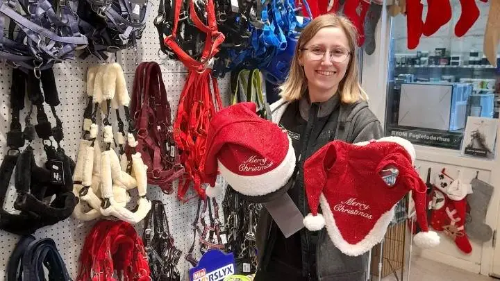 Nissehuer til ridehjelm og hest er populære lige for tiden i Land og Fritid i Rudkøbing. Her ses daglig leder Mette Henriksen med de eftertragtede varer.