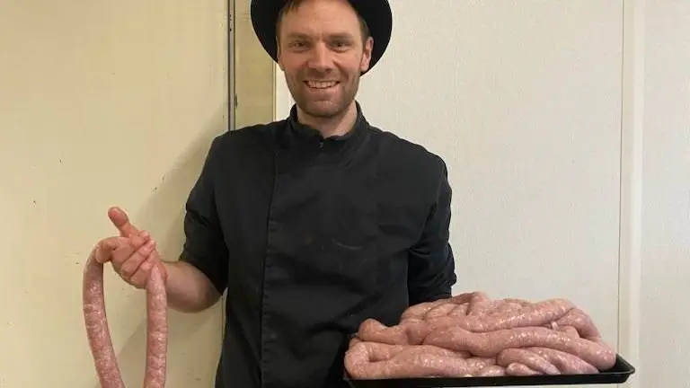 Skallebølle Slagtehus er klar til både at levere medister, and, steg, sylte og spegepølse i løbet af julemåneden. Og alt er lavet af lokale kvalitetsvarer.