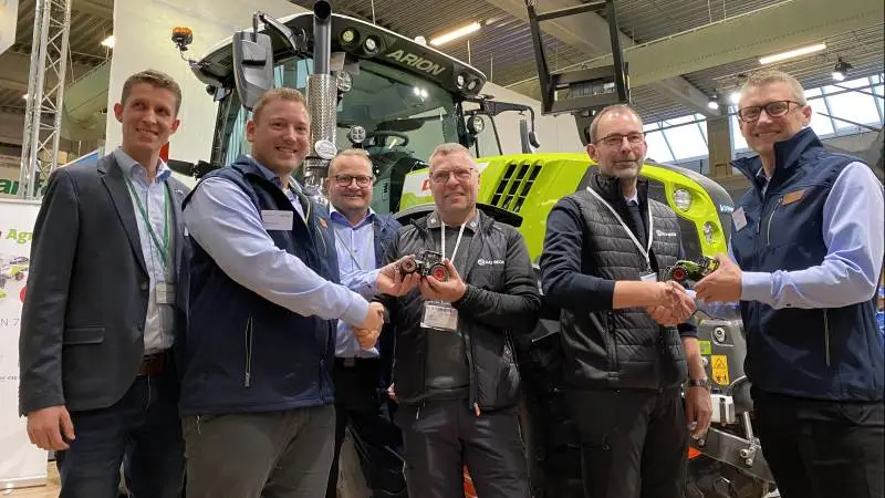 Fra venstre er det Tom Seyer, Claas Harsewinkel i Tyskland, salgschef Mikkel Søe Erhardtsen, Vinderup Maskiner, Lars Johnsen, sales manager for Claas-traktorer hos Danish Agro Machinery, gartner Kaj Hummelmose og teamchef Karl Christian Christensen, begge Kaj Bech og CEO Rasmus Thing, Vinderup Maskiner. Foto: Per Jørgensen