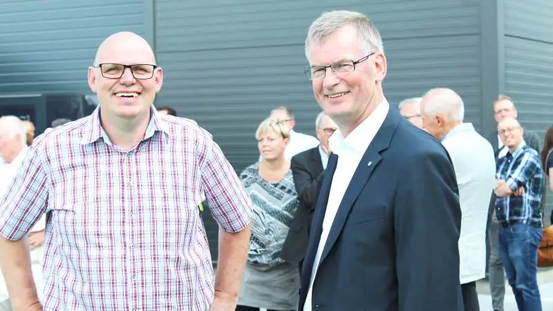 Der er god grund til, at Torben Pedersen (tv.) kan smile for tiden, efter salget af Nature Energy til Shell. Her ses han sammen med Nature Energy-formand Peter Gæmelke. Arkivfoto: Anne Louise Mikkelsen