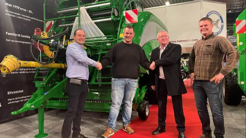Kobberbøl Maskinstation købte den første McHale Fusion 4 Plus-rundballepresser i Danmark, der har Danmarkspremiere på Agromek-udstillingen. På billedet er det fra venstre Andreas Olsen, produktspecialist, Helms TMT-Centret, Thomas Jensen, Kobberbøl Maskinstation, Martin McHale, og Andreas Thomsen.
