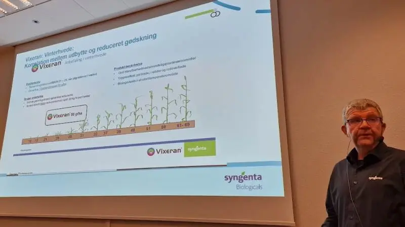 Den anden gødningstilførelse kan reduceres med op til 30 kg N pr. hektar ved tilsætning af 50 g/ha af biostimulanten Vixeran, oplyser Mogens Steenholt fra Syngenta på torsdagens møde med planteavlskonsulenter. Foto: Jørgen P. Jensen