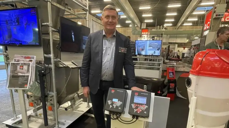 Poul Nielsen, der er udviklingsdirektør hos Aco Funki, viser firmaets nye gennemløbsvægt til smågrise »OptiScale Weaners«. Foto: Anne Wolfenberg