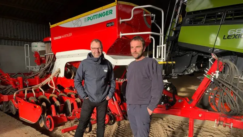 Gårdejer Jørgen Krøjgaard (th) ses her sammen med produktkonsulent Rasmus Nørlem, Vestjyllands Andel, foran Pöttinger såmaskinen, som giver mulighed for præcis gødningsplacering og gradueret tildeling. Foto: Nordic Seed