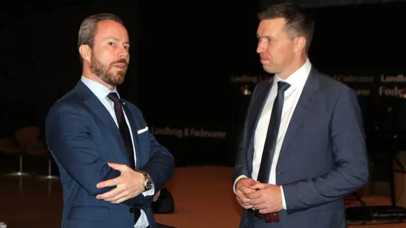 Venstres formand Jakob Ellemann-Jensen vil have indrømmelser i forhold til en kommende CO2-afgift på landbruget, afslører dagbladet B.T. Her ses han sammen med formanden for Landbrug & Fødevarer, Søren Søndergård, ved en tidligere lejlighed. Arkivfoto