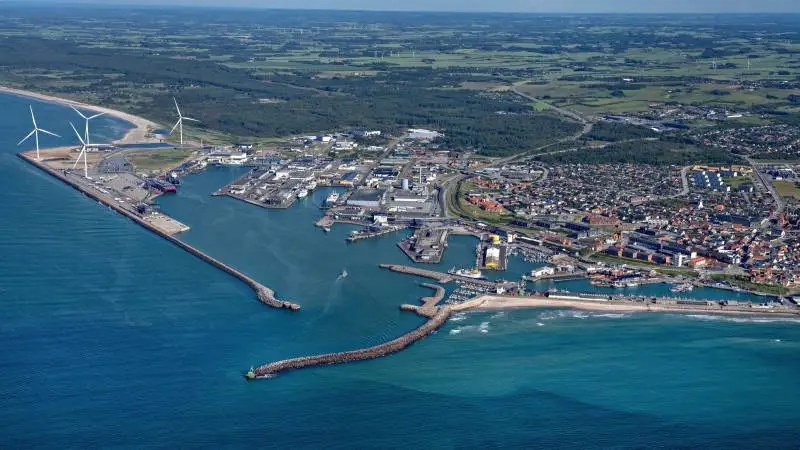 Projektet Greenport Scandinavia vil i første omgang transportere opfanget CO2 fra lokale biogasanlæg til Hirtshals Havn, hvorfra det udskibes til lagring i tomme oliefelter i Nordsøen.