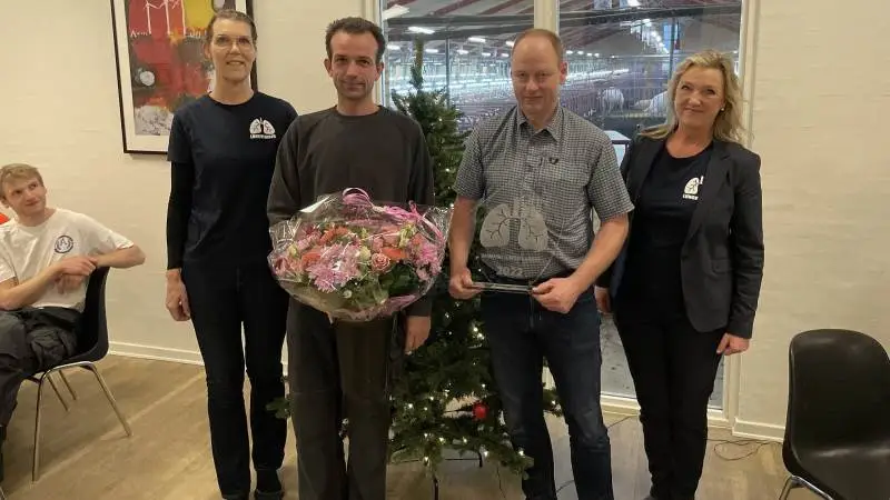 Lisa Pontoppidan, adm. direktør i Ceva Nordic (til højre) overrækker sammen med Charlotte Sonne Kristensen fra Ceva (til venstre) Lungvember trofæet til driftsleder Karsten Jørgensen (nr. to fra højre) og Kim Vanting, ansvarlig for slagtegrisene (nr. to fra venstre). Foto: Ceva