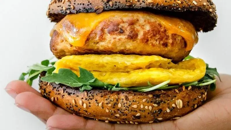 Det nye samarbejde mellem de to fødevareproducenter skal styrke innovationen af bedre og mere velsmagende kødalternativer samtidig med at konventionelle proteinprodukter også forbedres. Foto: The Better Meat Co.
