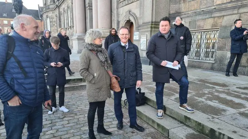 Erling Bonnesen (nummer tre fra venstre), fortsætter som fødevareordfører for Venstre . Til gengæld har Socialdemokratiet skiftet ud på posten. Anders Kroborg (nr. fire fra venstre) bliver afløst af Ida Auken. Arkivfoto: Henning Andersen