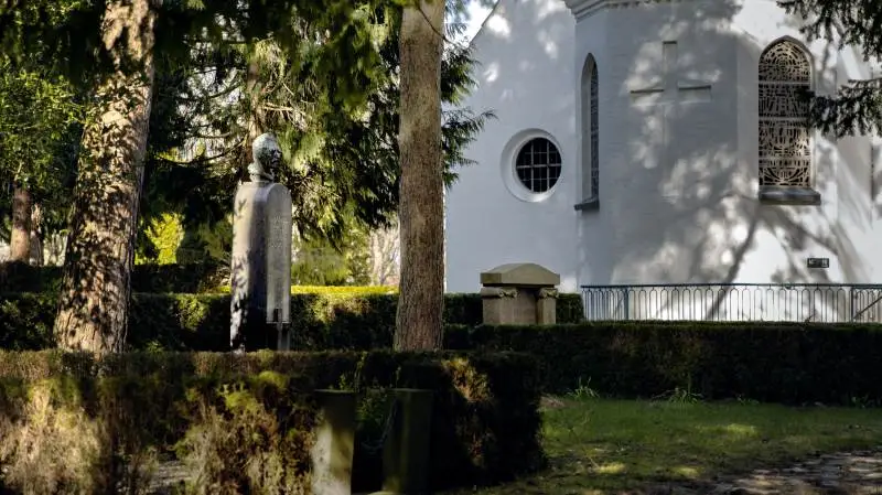 Kranselæggelsen forestås af bestyrelsen for Fonden Den Hageske Stiftelse og finder sted ved Johannes Hages gravsted lørdag den 14. januar 2023 klokken 11 på Nivå Kirkegård. Alle er velkomne til at deltage. Foto: David Kahr