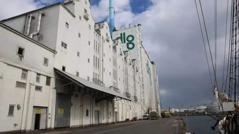 Fabrikken på Aarhus Havn er den ældste af DLG´s aktive fabrikker med en lang historie, som strækker sig helt tilbage til 1927, og den har gennem årene forsynet danske landmænd med millioner af tons foder. Foto: DLG