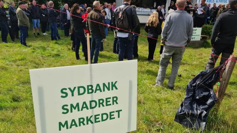 Utilfredsheden over Sydbanks ejerskab af Green Team Group kulminerede i august 2021 med en stor demonstration foran Sydbanks hovedkvarter i Aabenraa. Foto: Henning Andersen