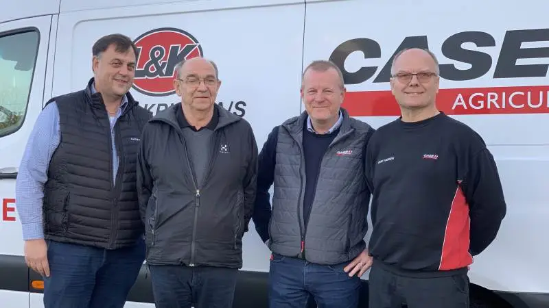 De er godt tilfredse hos både Yding Maskiner samt hos Lind & Kruse, efter at de to selskaber har slået pjalterne sammen. Fra venstre Peter Lyngsø, Jens Lind, Jeppe Rasmussen og Bent Hansen