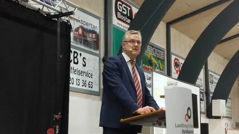 Minister for Landbrug, Fødevarer og Fiskeri, Jakob Jensen, (V), var blandt indlægsholderne ved nytårskuren i Agerskov, hvor han blandt andet talte om CO2-afgifter for landbruget. Foto: John Ankersen