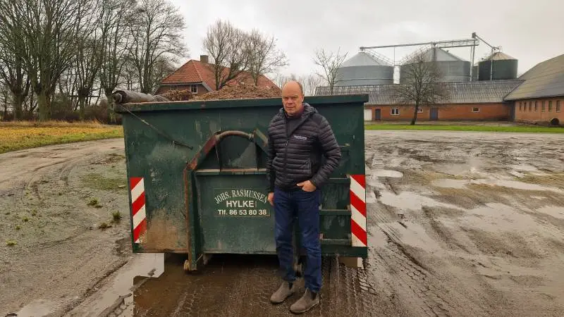 Jens Skovgaard-Jensen har haft skrabeæg på sin gård siden 1999. Her ses han ved en af de containere, som han har måttet opbevare efterladenskaberne fra sine høns i indtil videre. Fotos: Henning K. Andersen