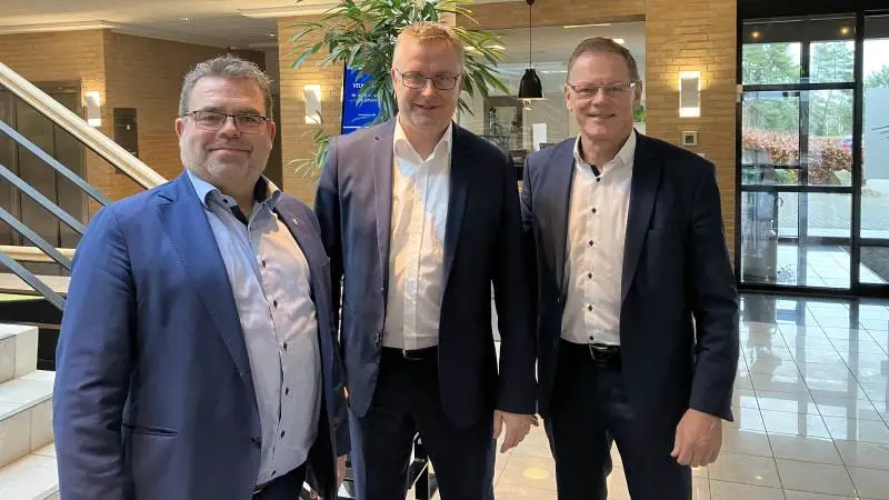 Den nye fødevareminister Jacob Jensen (V) lagde forleden vejen forbi L&F Centrovice. Her flankeret af formand for foreningen Torben Povlsen (tv) og Erling Bonnesen (V). Foto: L&F Centrovice