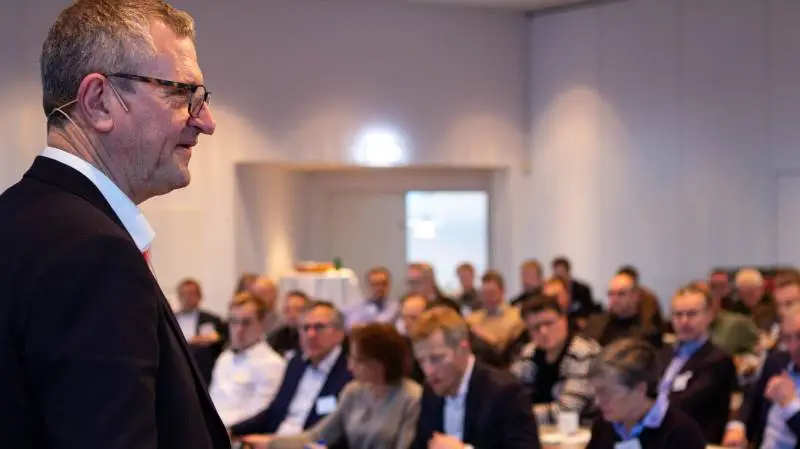 Der kommer en klimaafgift. Men sigtet med den er, at den ikke skal sende produktion til udlandet, lyder det fra gruppeformand i Moderaterne og tidligere markant profil i landbruget, Henrik Frandsen. Flere svineproducenter er skeptiske.