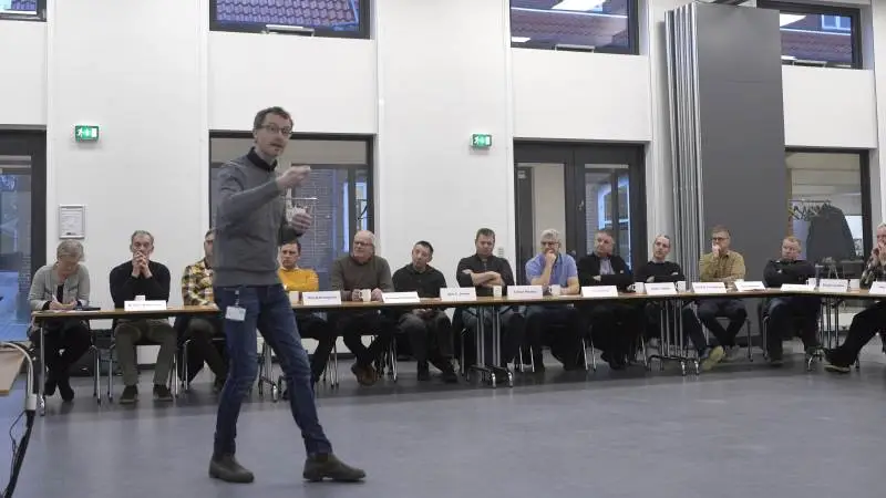 - Fundene af nedbrydningsprodukter fra skimmelmiddel kan føre til en nedlukning af melkartoffelproduktionen, som vi så det med minkerhvervet. Og det kan føre meget mere med sig, lød det fra afdelingsleder Carsten Fabricius, Seges, ved kurset på Dalum Landbrugsskole. Fotos: Erik Hansen