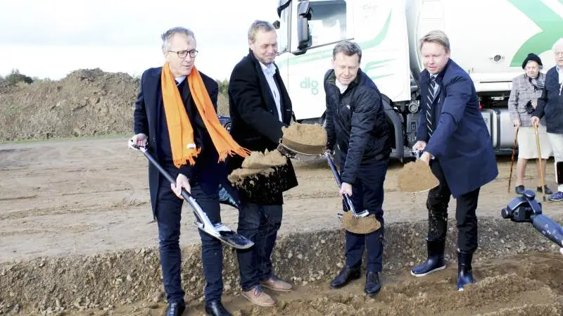 Kvartetten bag det første spadestik til DLG’s nye hovedkontor. Fra venstre: Bo Olesen fra NRE Denmark, Peter Olsson, adm. direktør i AP Ejendomme, Kristian Hundebøll, adm. direktør i DLG, og borgmester i Fredericia Kommune, Jacob Bjerregaard (S). Foto: John Ankersen