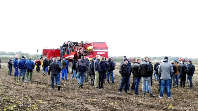 EVO AirSep kartoffeloptageren, der kunne holde flere hundrede John Deere-hestekræfter beskæftiget, trak stor opmærksomhed ved Landsdemonstrationen i går. Fotos: Bøje Østerlund