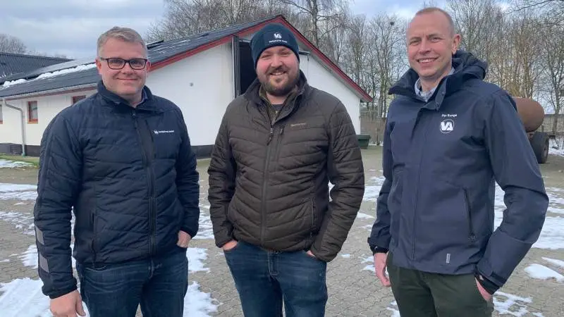På den økologiske bedrift, Frydensbjerg I/S ved Brande, driver Mads Volmar (i midten) sammen med sine forældre et alsidigt landbrug med planteavl, kødkvæg og fjerkræproduktion. Her har han besøg fra Vestjyllands Andel af fra venstre produktkonsulent Peter Ditlevsen og salgsleder Per Runge. Fotos: Nordic Seed