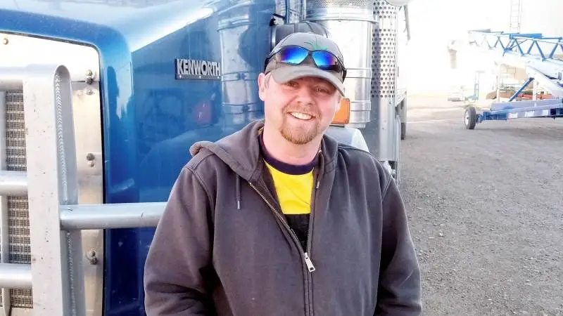 Troels Søndergaard foran den truck som han er fast chauffør på især i vinterhalvåret.