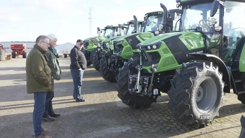 Maskinhandler Claus Andresen (forrest) fik ved åbent hus-arrangementet mange positive tilkendelser af, at AgroFyn nu er blevet Deutz-Fahr forhandler. Foto: Erik Hansen