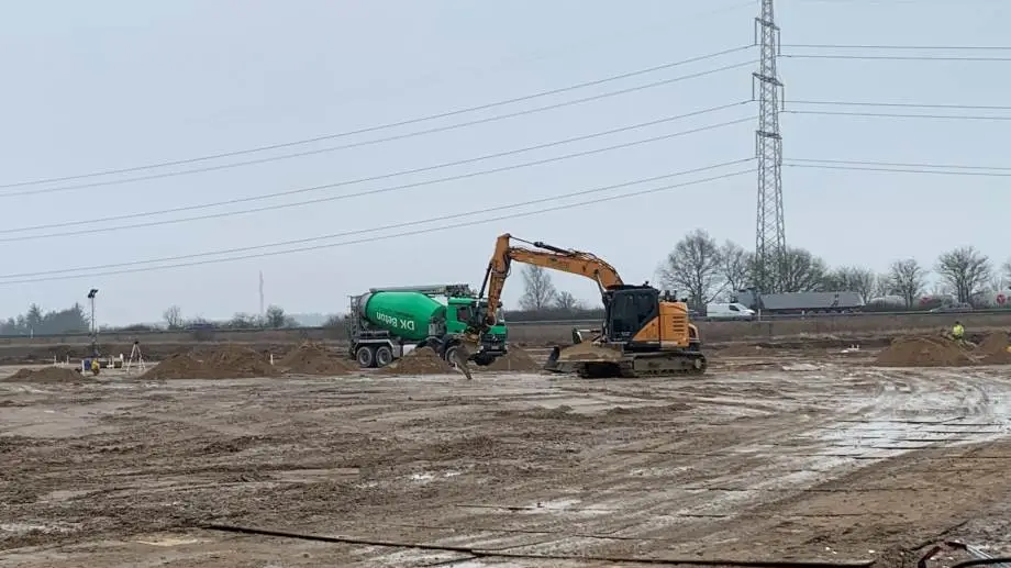 På en 30.000 kvadratmeter stor grund i Ringsted – med direkte udsyn til Vestmotorvejen (i baggrunden) – opføres S.D. Kjærsgaards nye base på Sjælland. Foto: Jesper Hallgren