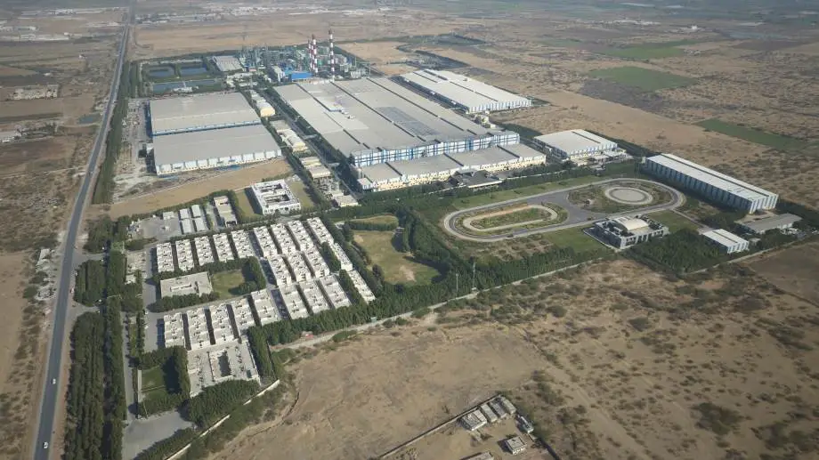 De massive investeringer i BKT's Bhuj-fabrik har øget dækproducentens omsætning i dollar og ton dæk produceret til en milliard-dollar-forretning. I dag omsætter BKT for en milliard dollar om året, men hen over de næste tre år vil virksomheden øge produktionen Bhuj til 650.000 ton dæk om året og have en omsætning på to milliarder dollar.