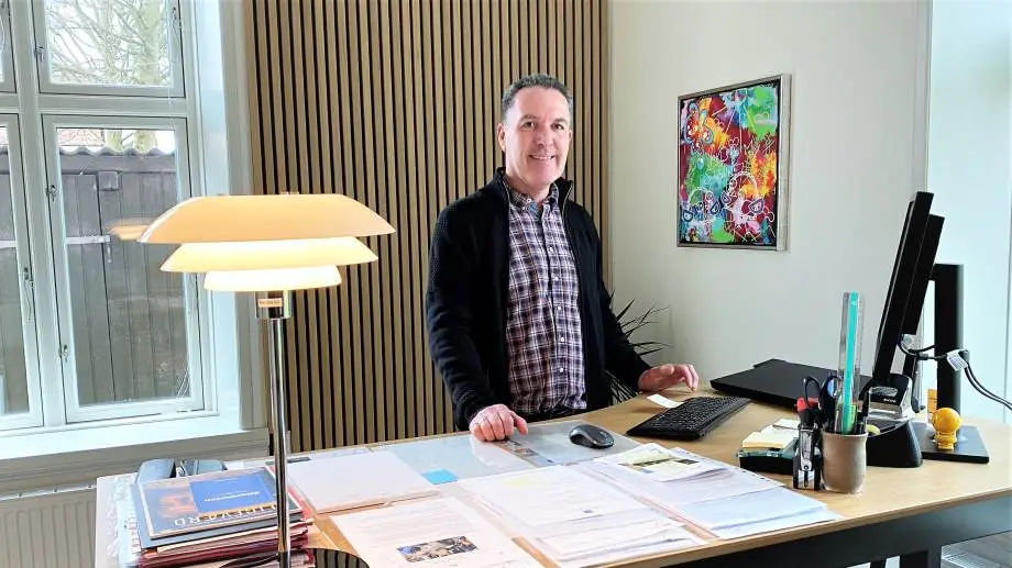 - Vi har simpelthen betalt for meget for vores strøm, fortæller Henrik Dittmann Gregersen, forstander på Rødding Fri Fag- og Efterskole. Foto: SLF